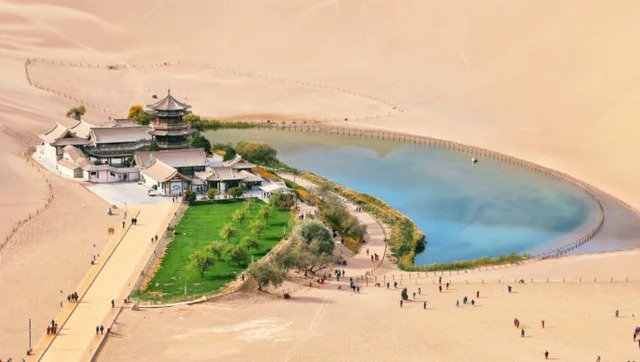 Dunhuang Crescent Lake ปรากฏการณ์พันปีในทะเลทราย 