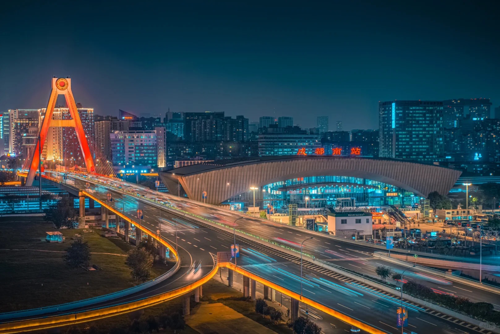 成都火车南站｜太阳神鸟与成都南站同框_1_Fetter Christian 📷_来自小红书网页版